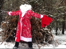 Russian santa claus jerks off his big dick in the forest and sends his sperm as a gift for the new year 2022!